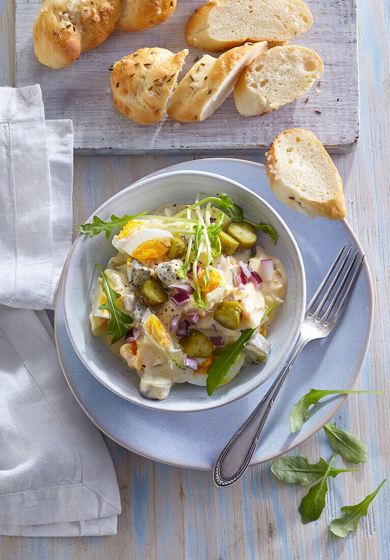 Traditioneller Eiersalat mit Osterbrot