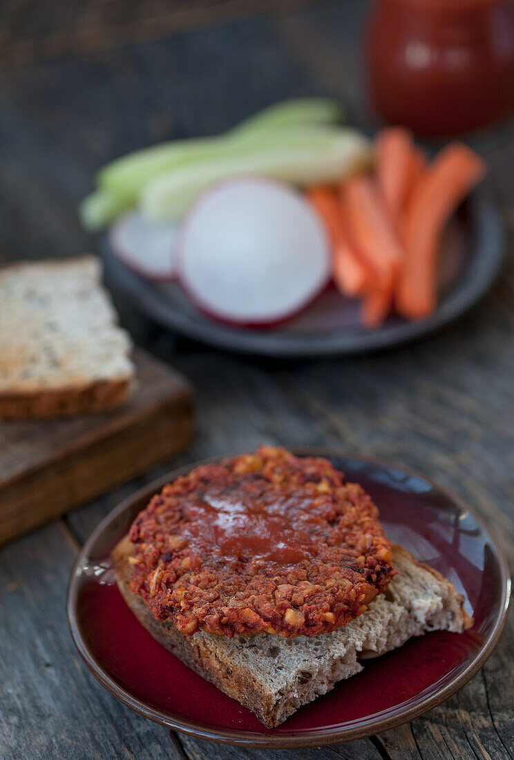 Vegetarisches Pattie aus roten Bohnen auf Brot