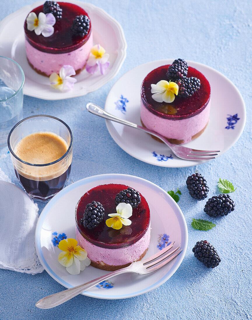 Blackberry mini cakes