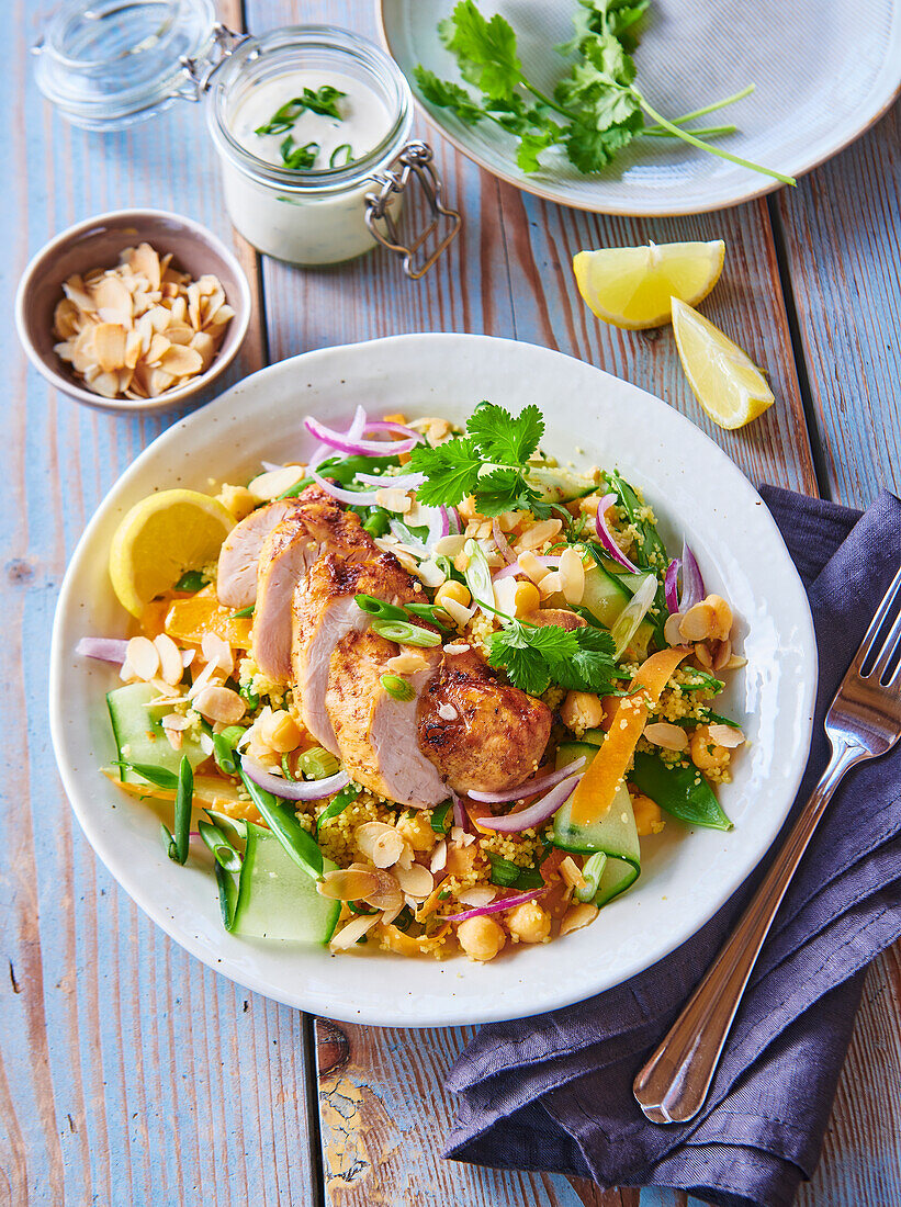 Hähnchenbrust auf Couscous-Salat mit Kichererbsen und Gurken