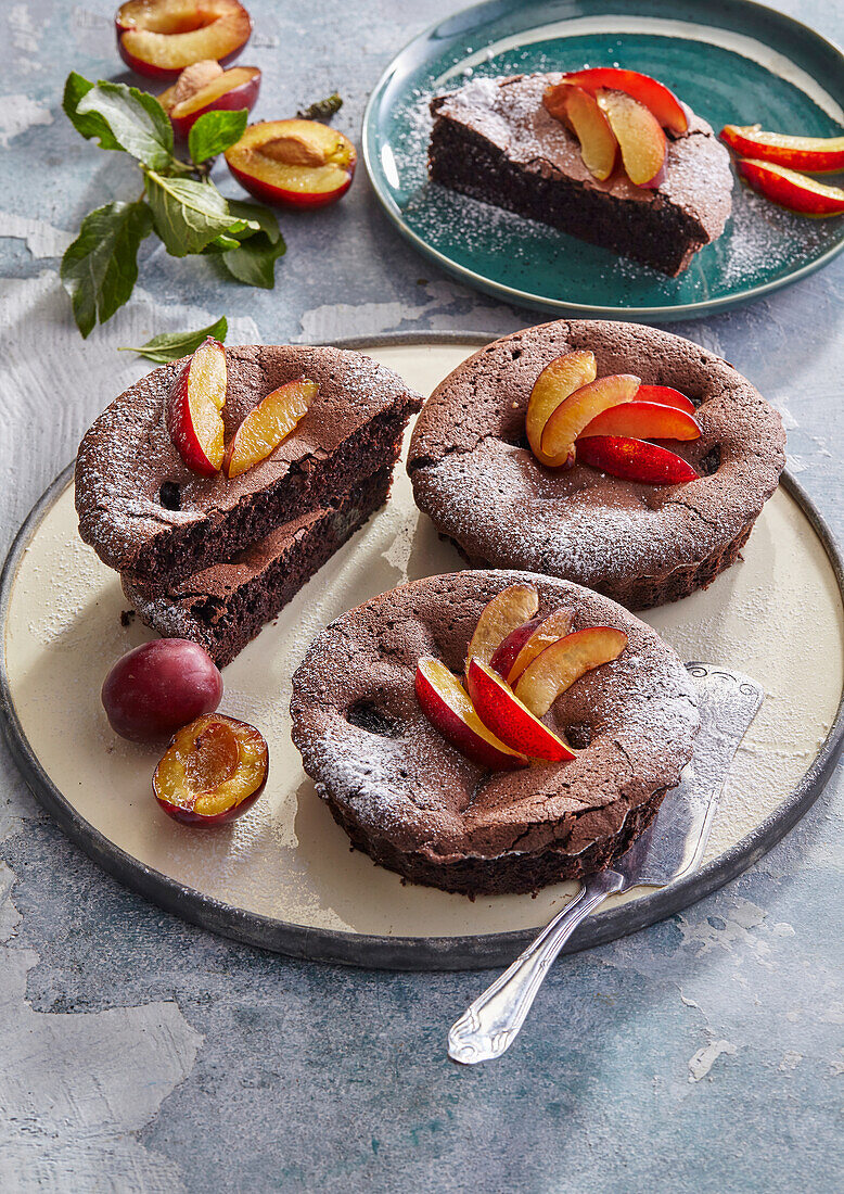 Kleien Schokoladenkuchen mit Pflaumen