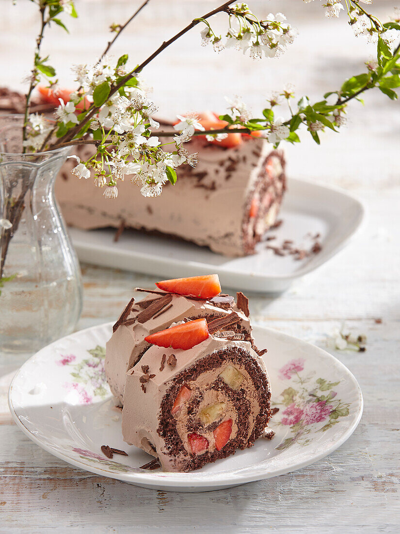 Chocolate roll with strawberries without flour
