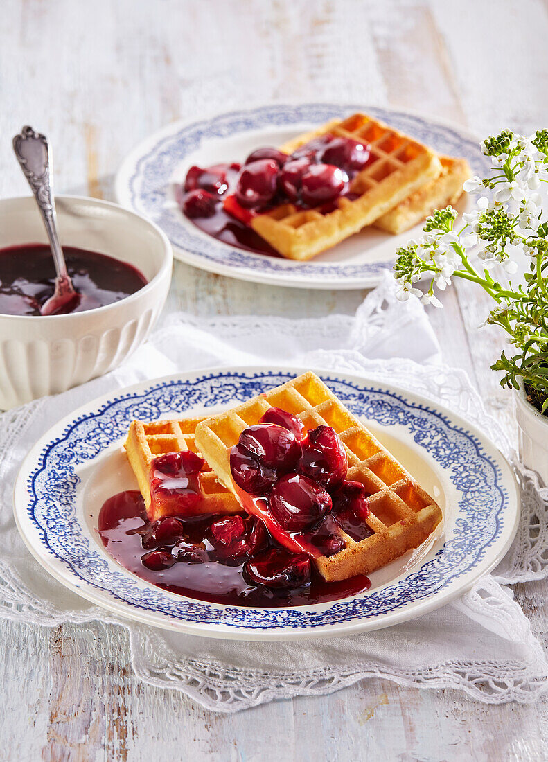 Waffeln mit Kirschsauce