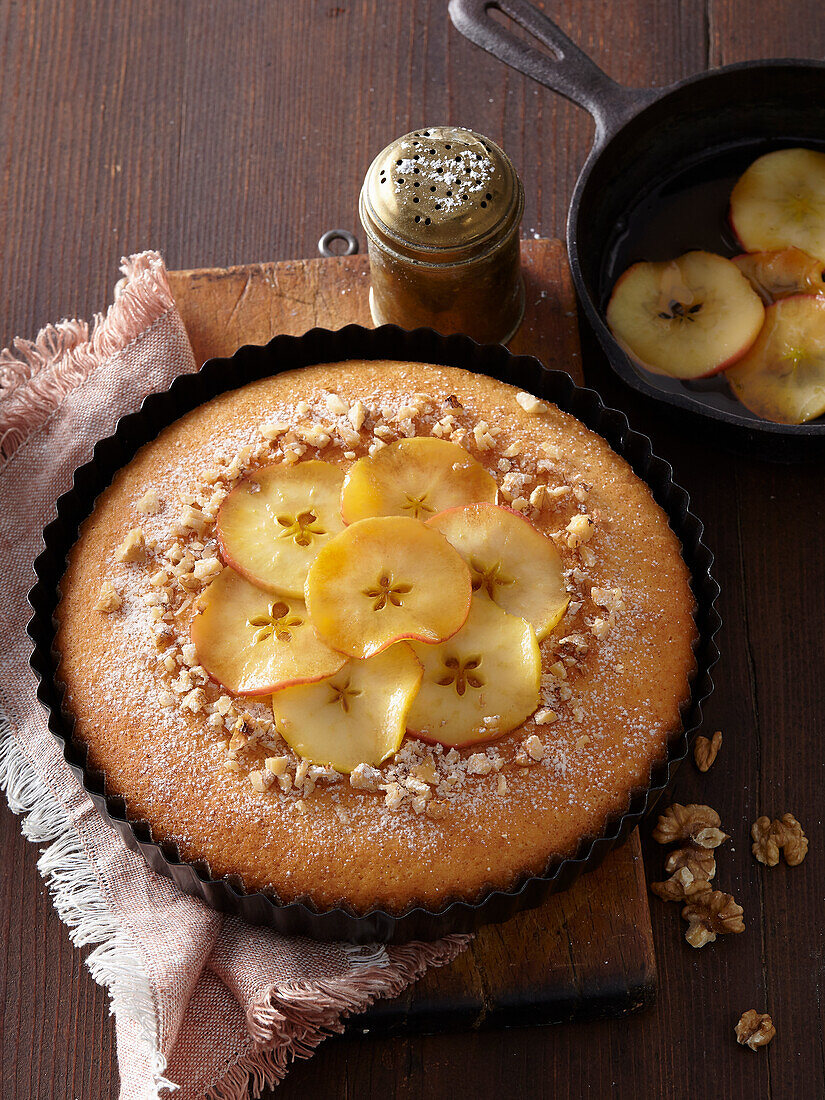 Kuchen mit karamellisierten Äpfeln und Nüssen