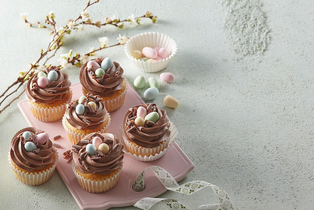 Ostermuffins mit Schokocreme und Dragee-Eiern