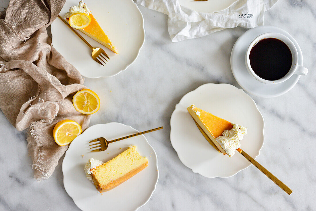 Lemon-Cheesecake mit Baiser dazu eine Tasse Kaffee
