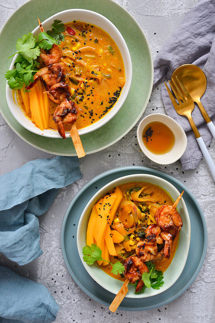 Garnelenspieße mit Mangocurry