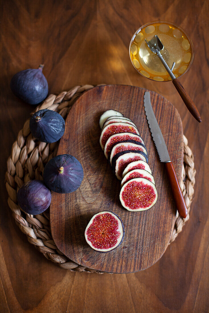 Ripe figs, whole and sliced, with honey