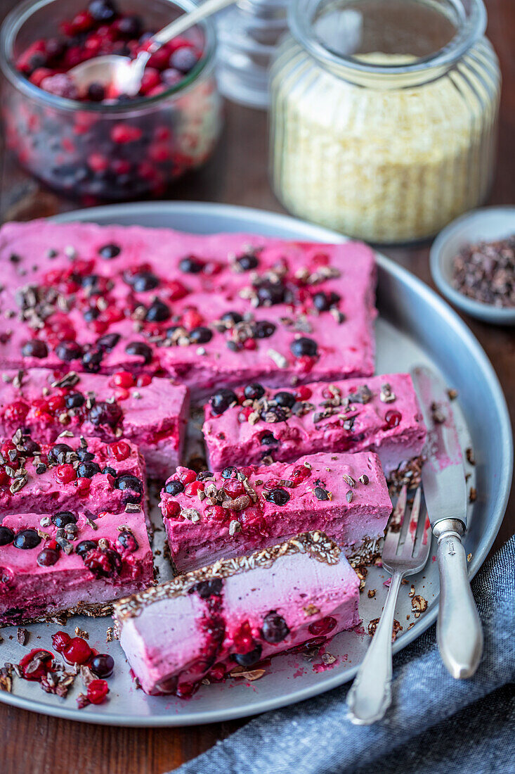 Veganer Käsekuchen mit Beeren