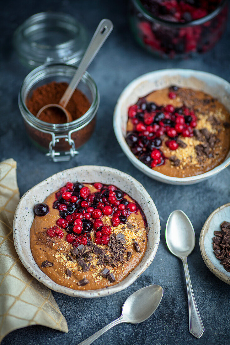 Coffee cake with berries and grated chocolate