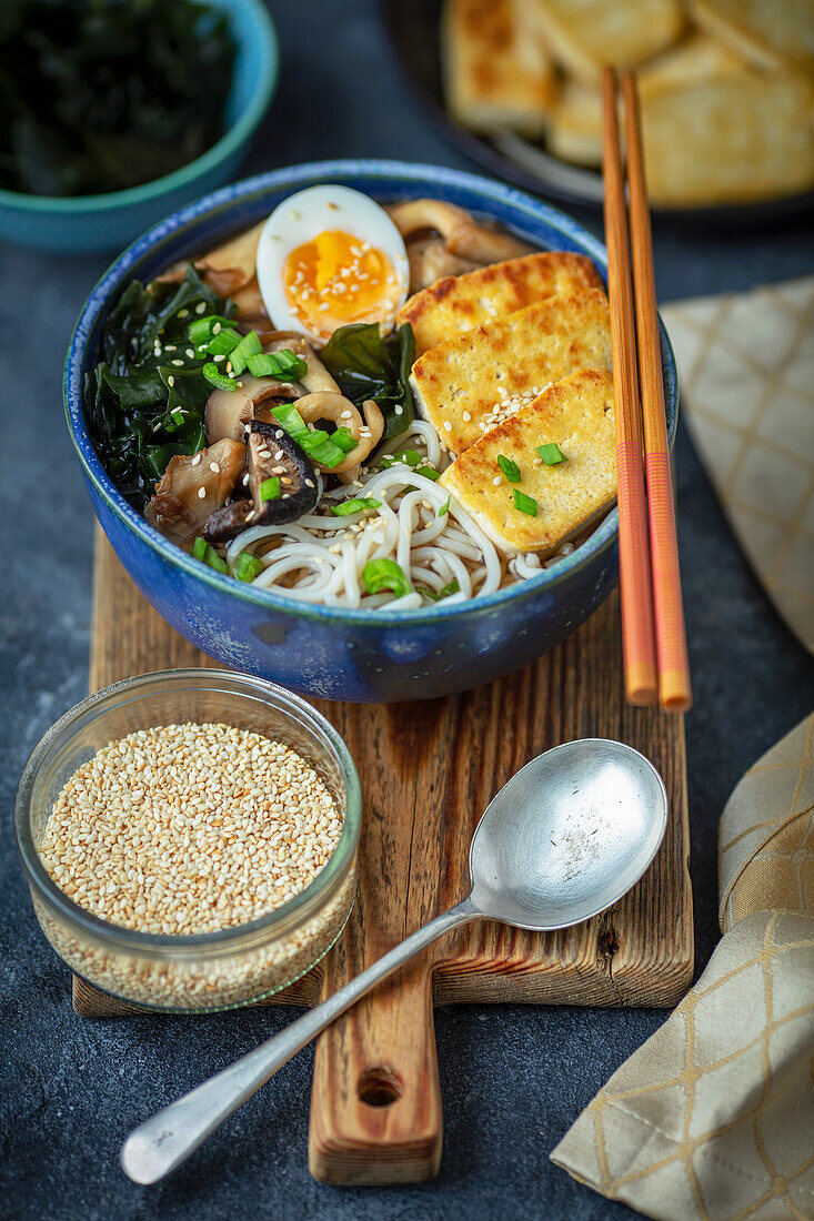 Ramensuppe mit Tofu und Ei