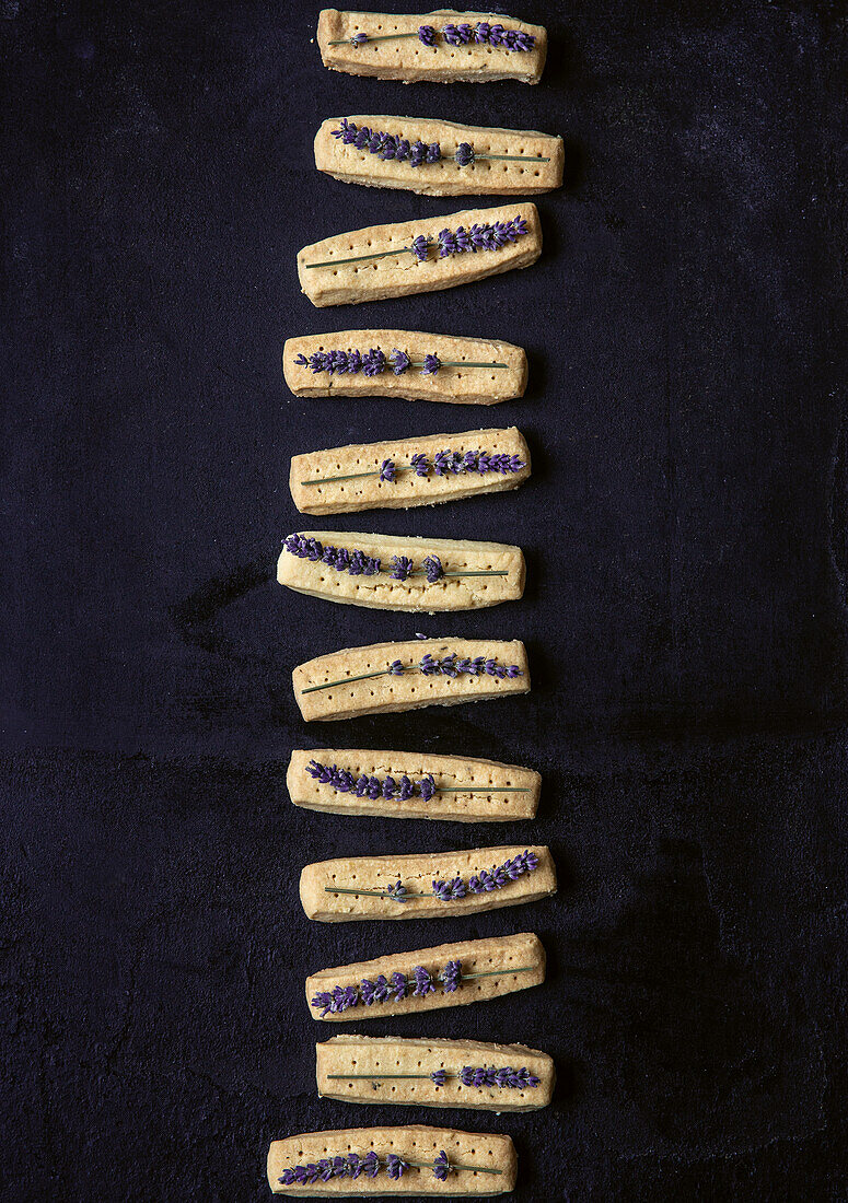 Shortbread mit Lavendel auf dunklem Untergrund