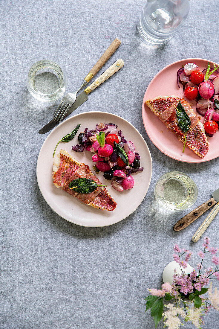 Saltimbocca von der Rotbarbe mit Radieschensalat