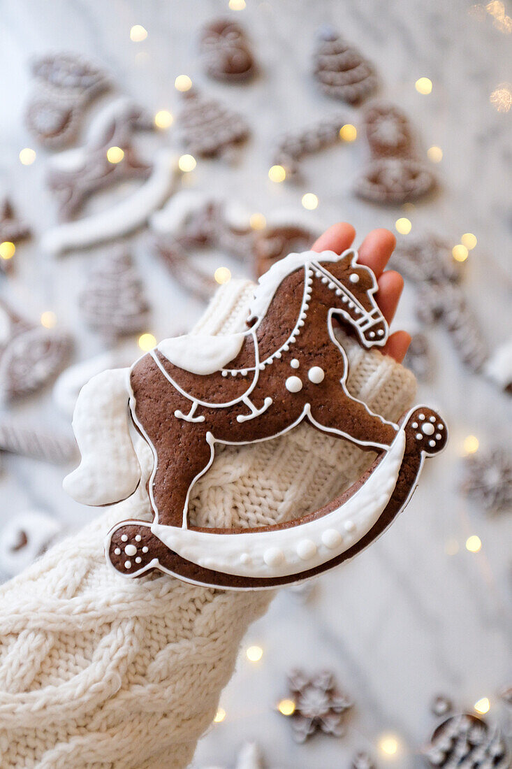 Hand hält Lebkuchen-Schaukelpfer