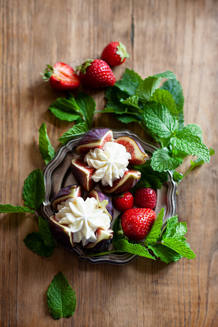 Fresh figs with cream and strawberries