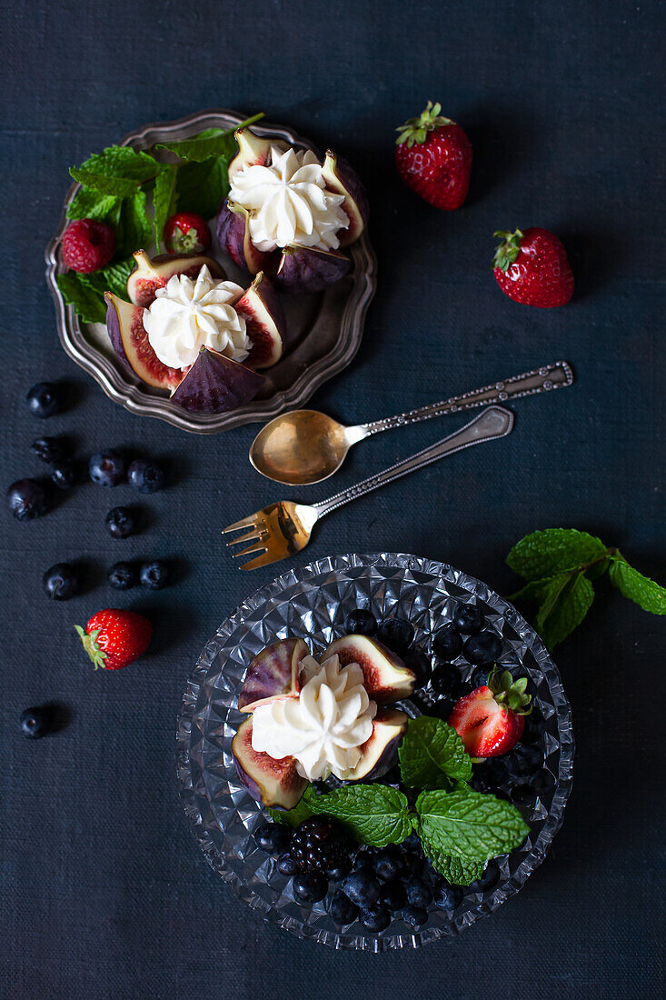 Fresh figs with cream and strawberries