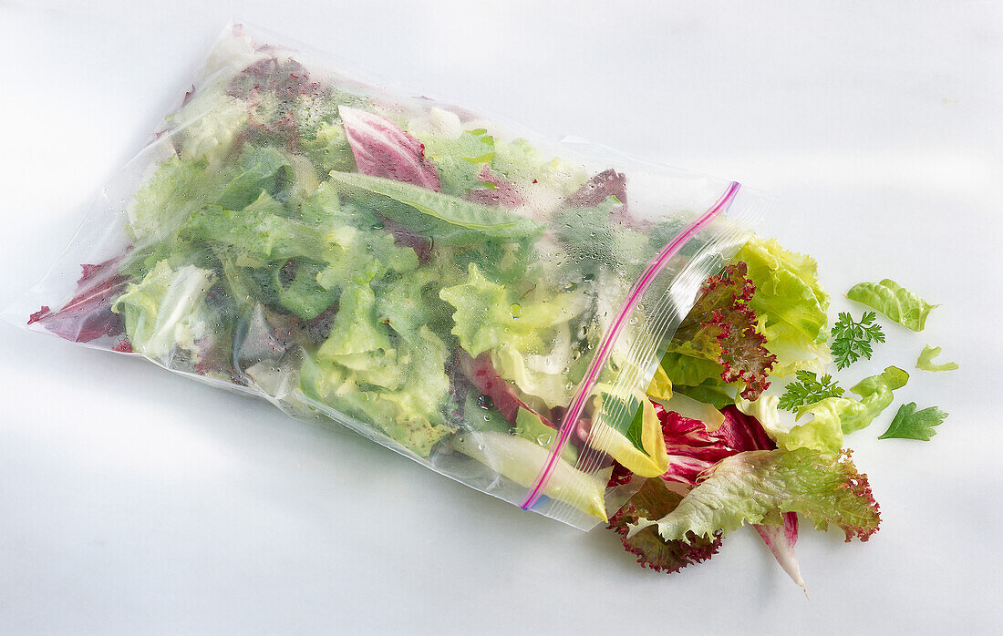 Gemischter Salat in einer frischen Tüte aus dem Supermarkt