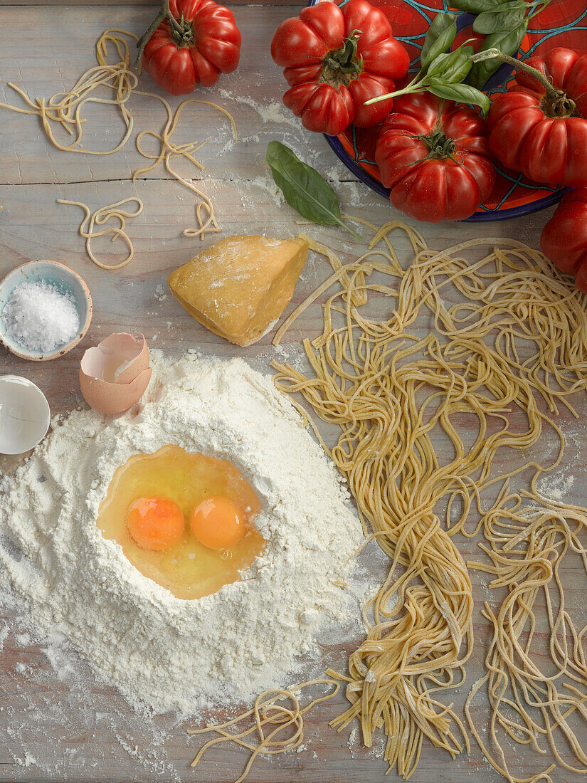 Selbstgemachte Spaghetti, Nudelzutaten und Tomaten