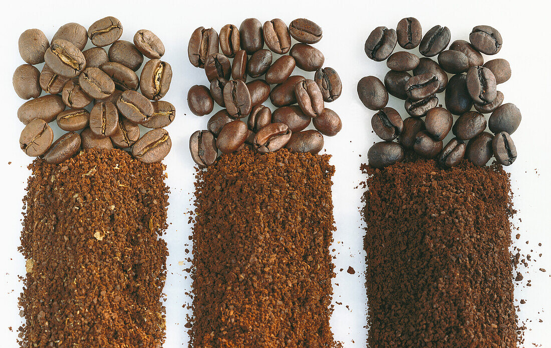 Drei Arten von Kaffeebohnen und Kaffeepulver (Malawi, Sana, Vanille)