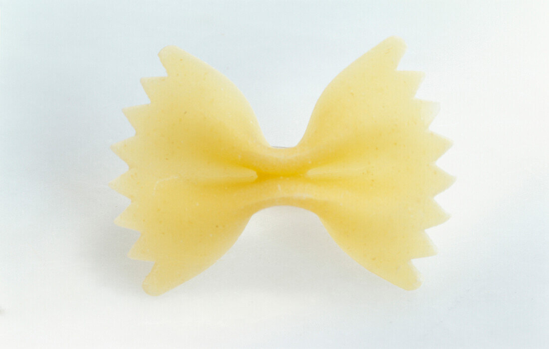 Farfalle auf hellem Hintergrund