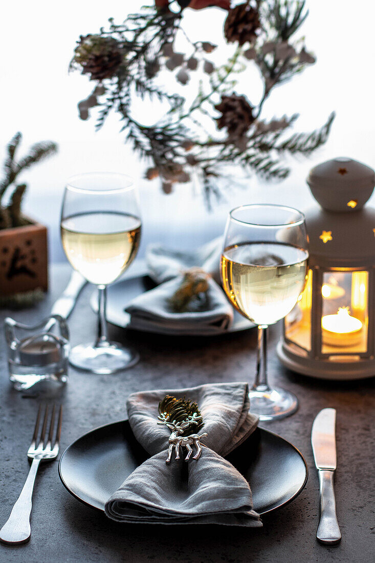 Gedeckter Tisch mit Weißweingläsern und Laterne