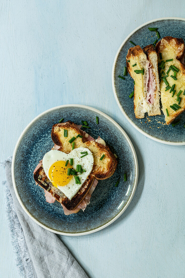 Croque Monsieur mit herzförmigem Spiegelei