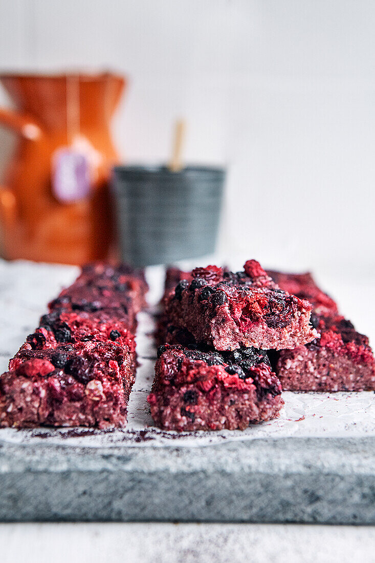 Gesunder Snack mit Blaubeeren und Nüssen