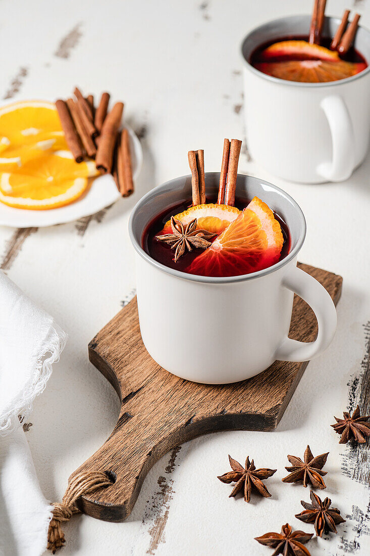 Glühwein in Bechern auf einem weißen Tisch