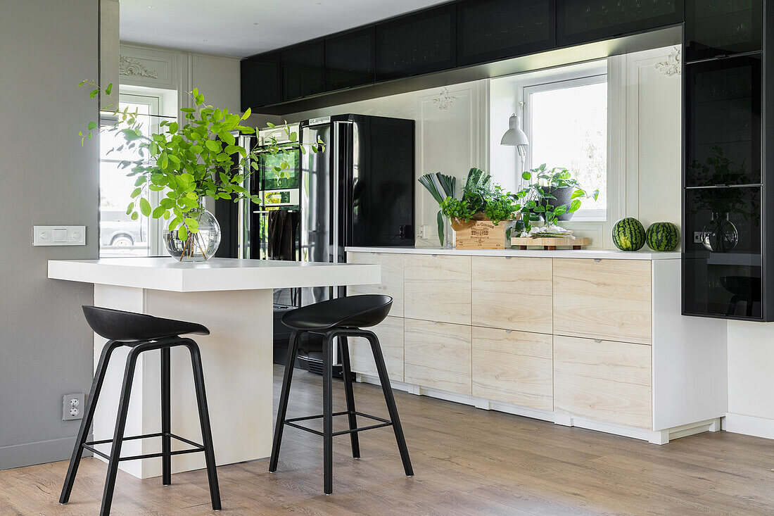 Open-plan kitchen with small breakfast area