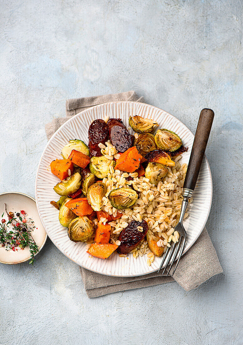 Autumnal barley salad with oven-roasted vegetables