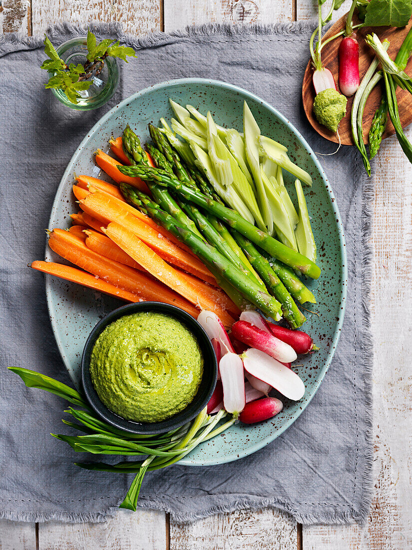 Fresh greens with avocadodipp