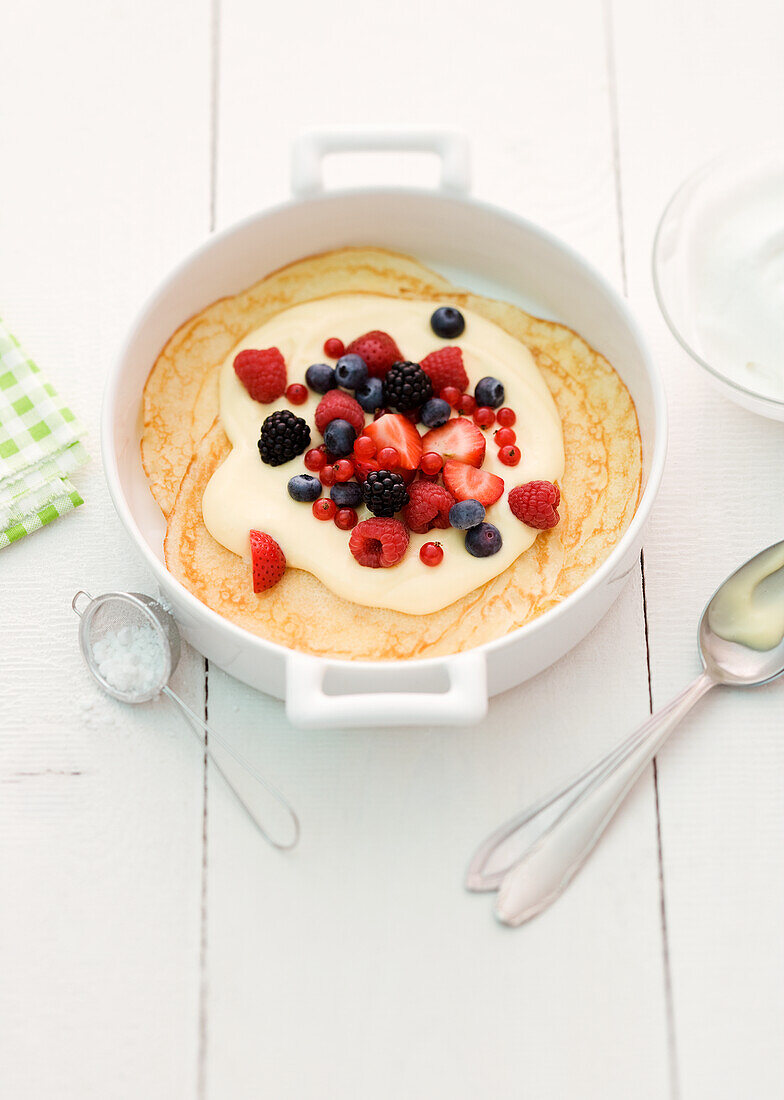 Pfannkuchen-Lasagne mit frischen Beeren