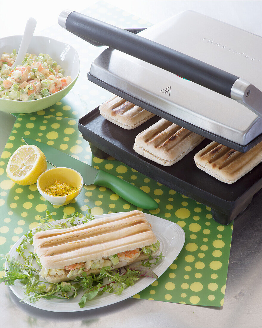 Panini mit Garnelensalat im Sandwichmaker