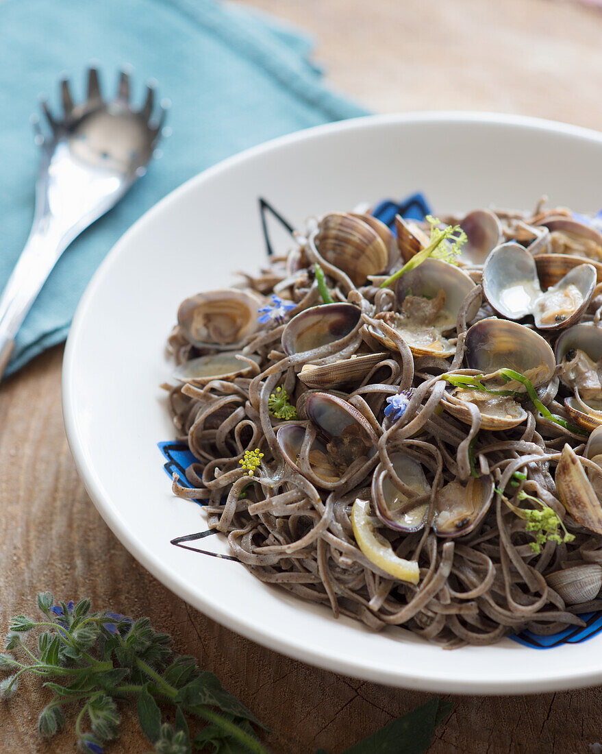 Wholemeal pasta with clams