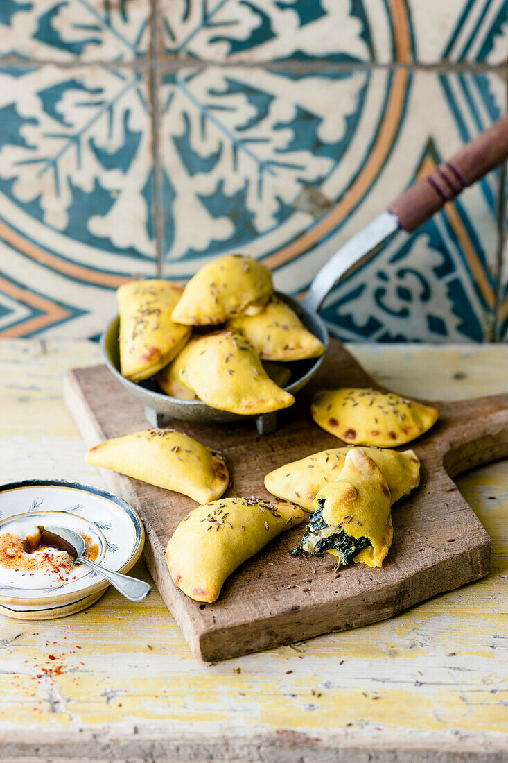 Filled dumplings with spinach and turmeric