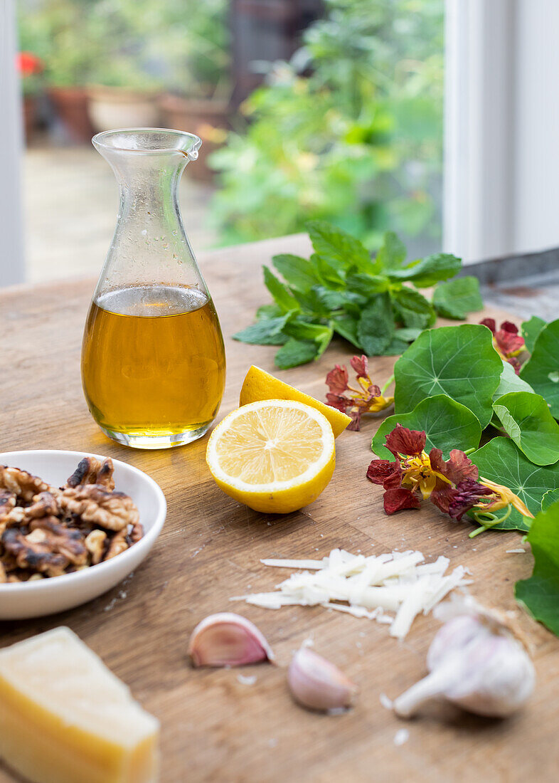 Zutaten für Pesto aus Kapuzinerkresse und Walnüssen