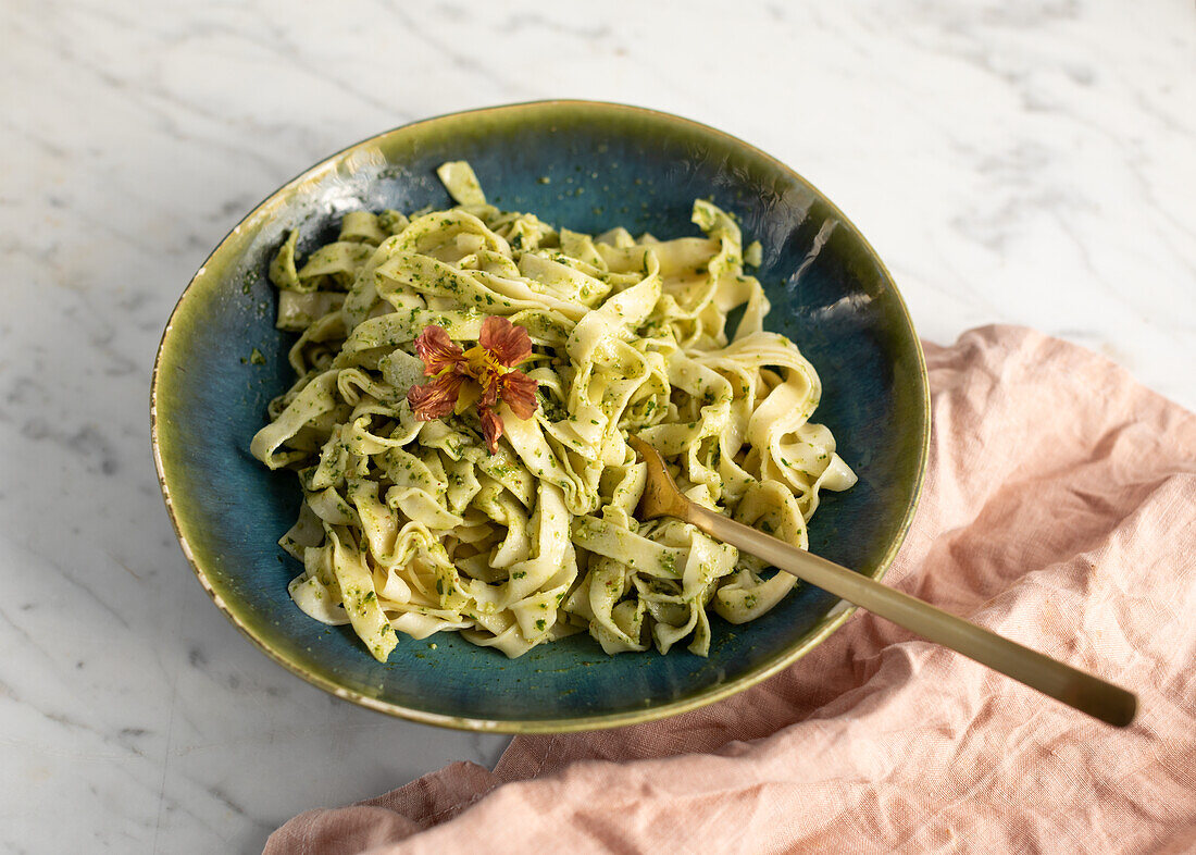 Bandnudeln mit Kapuzinerkresse-Pesto