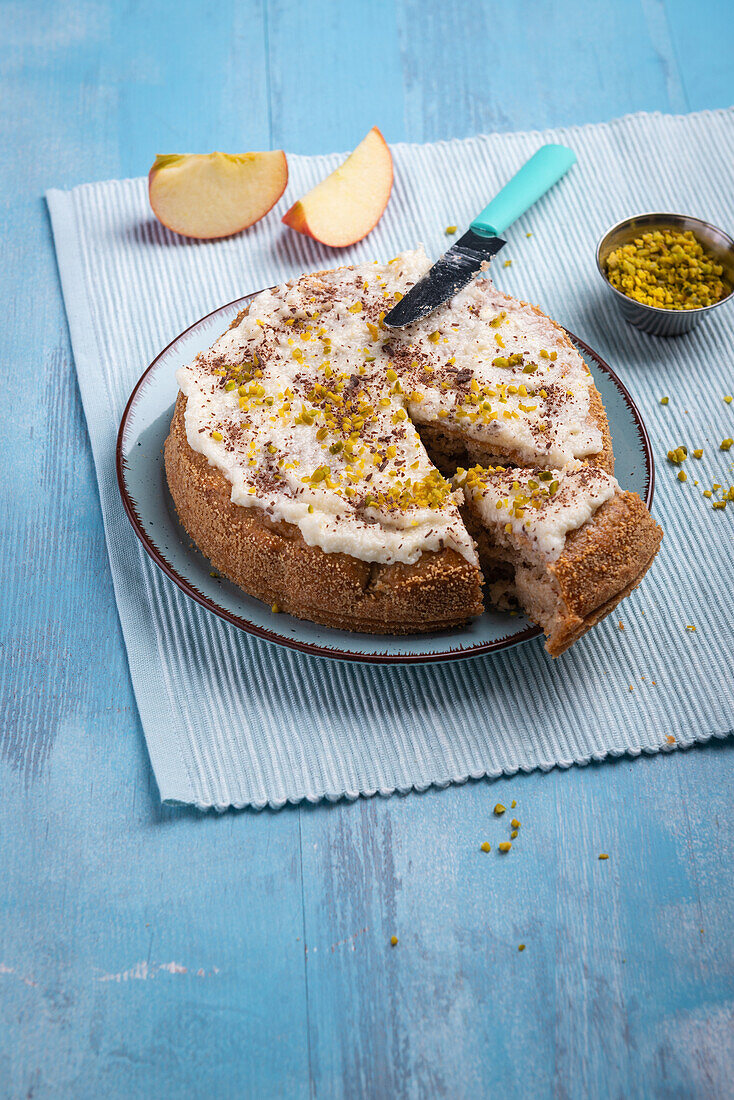 Apfelkuchen mit veganem Frischkäse-Frosting, Pistazien und Raspelschokolade