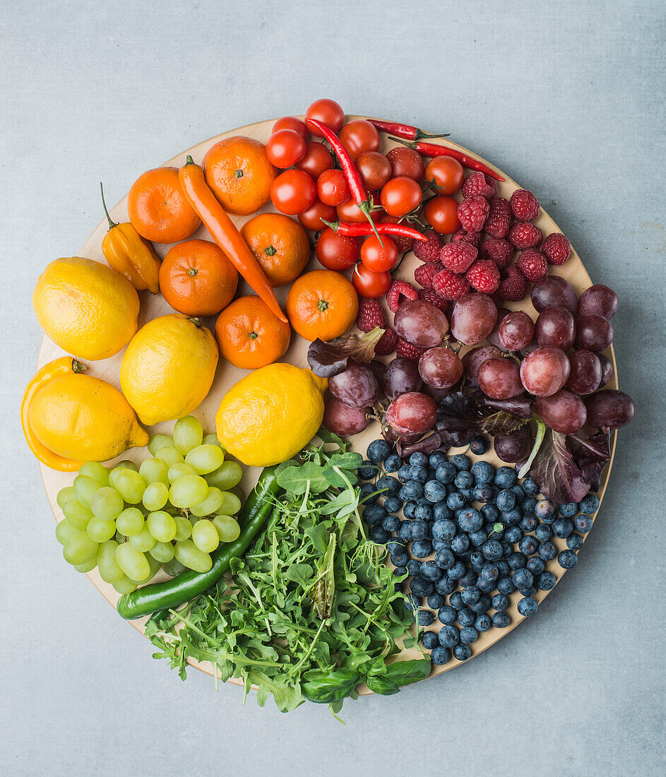 Frisches Obst und Gemüse farblich sortiert
