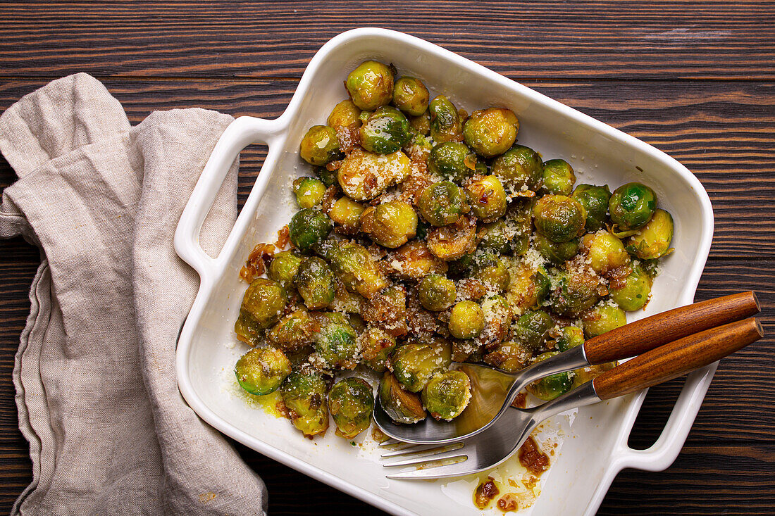 Gebratener Rosenkohl mit Butter und Parmesan