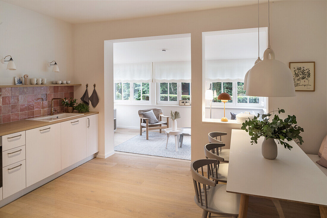 Offener Wohnraum im skandinavischen Stil in Weiß mit Küchenzeile