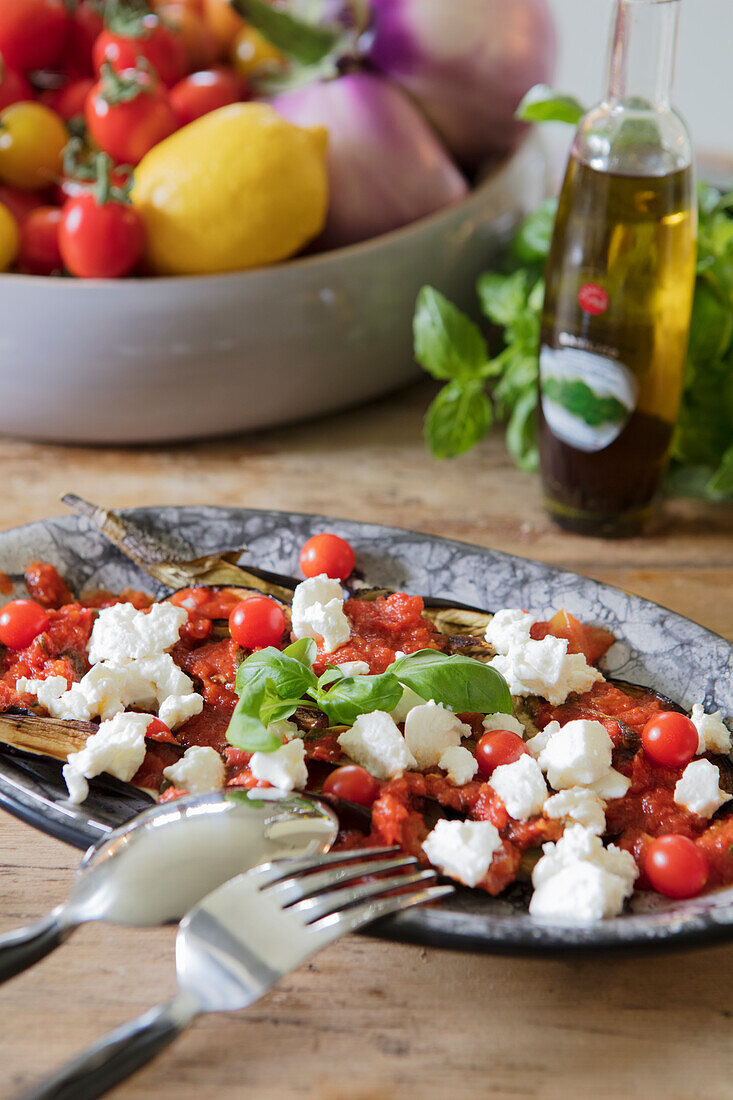 Gegrillte Auberginen mit gerösteten Tomaten und Burrata