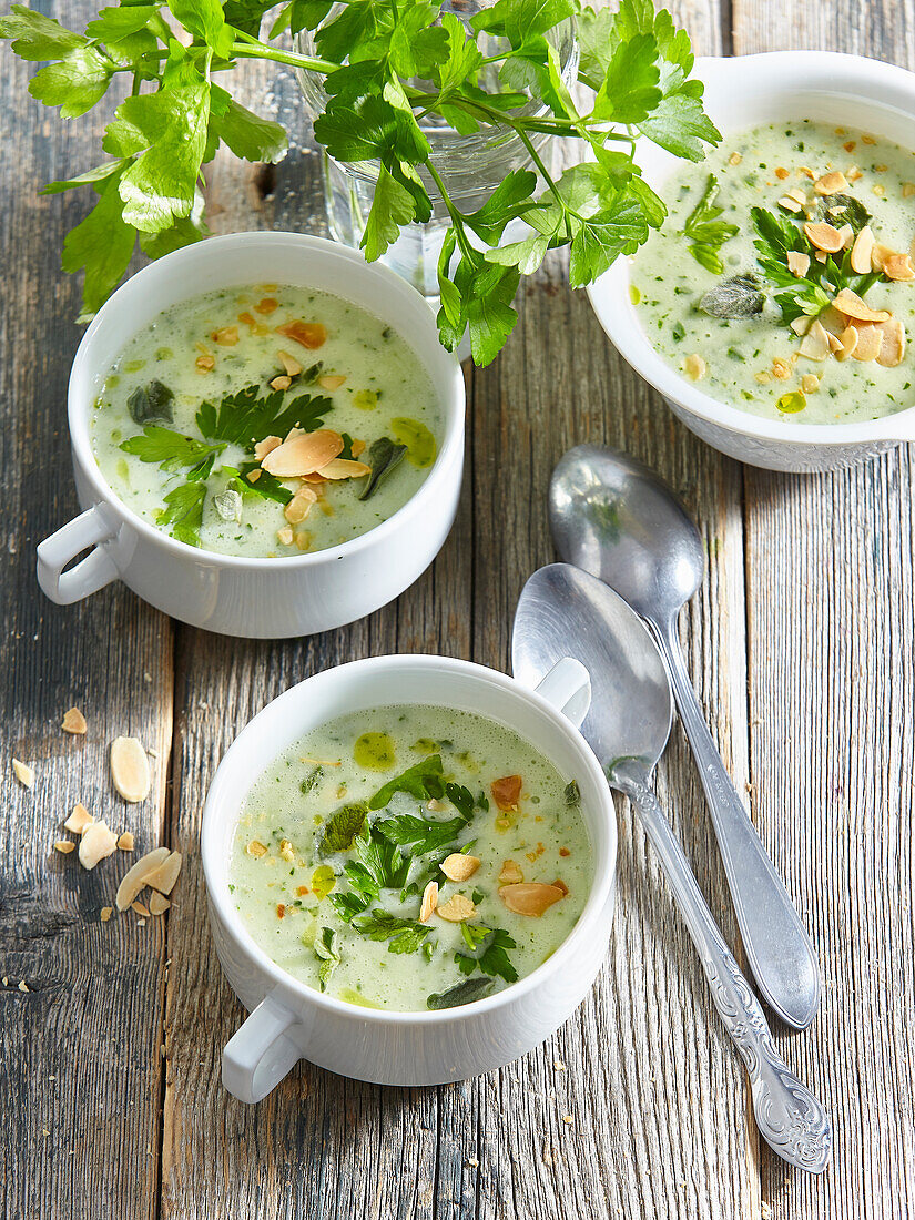 Kräutersuppe mit Reis und Mandelblättchen