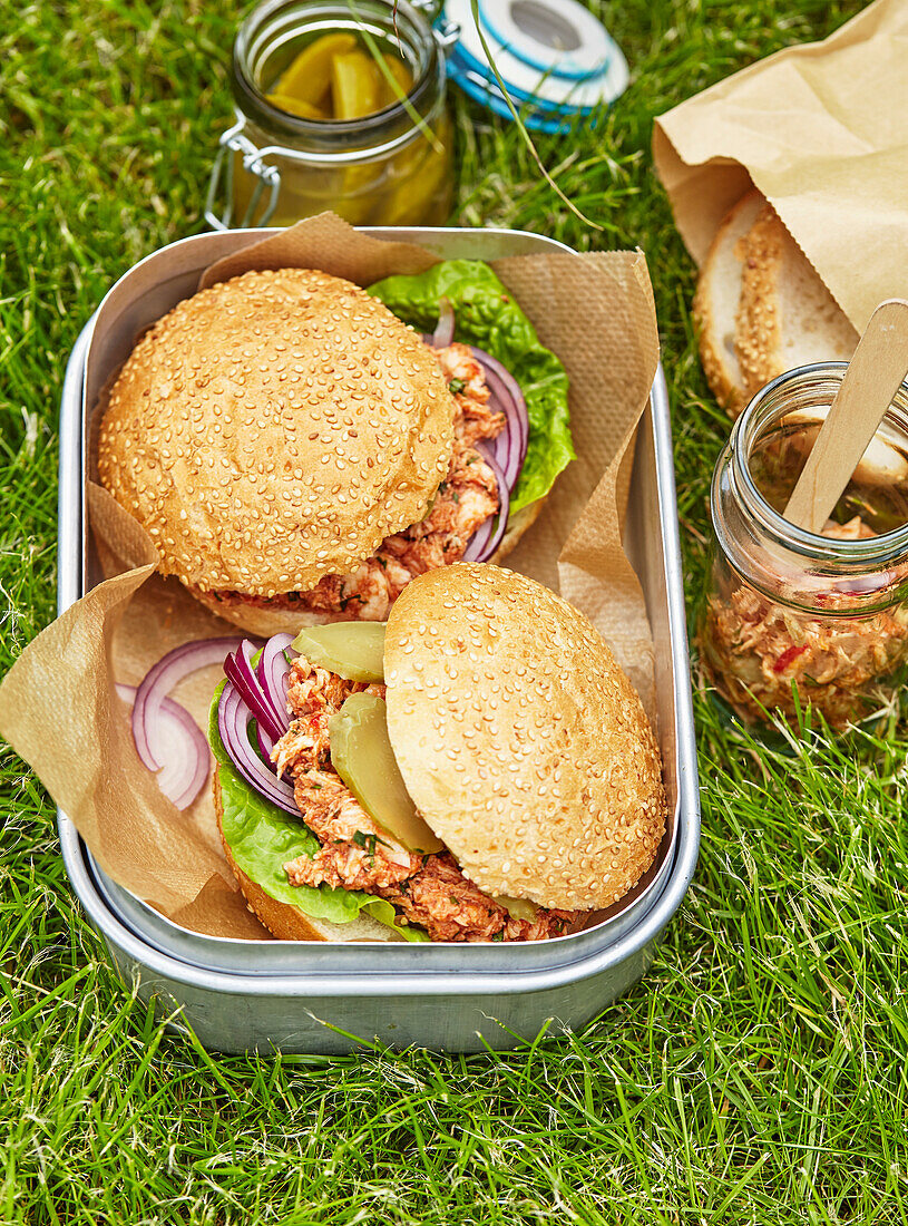 Hühnchen-Sandwiches in einer Lunchbox