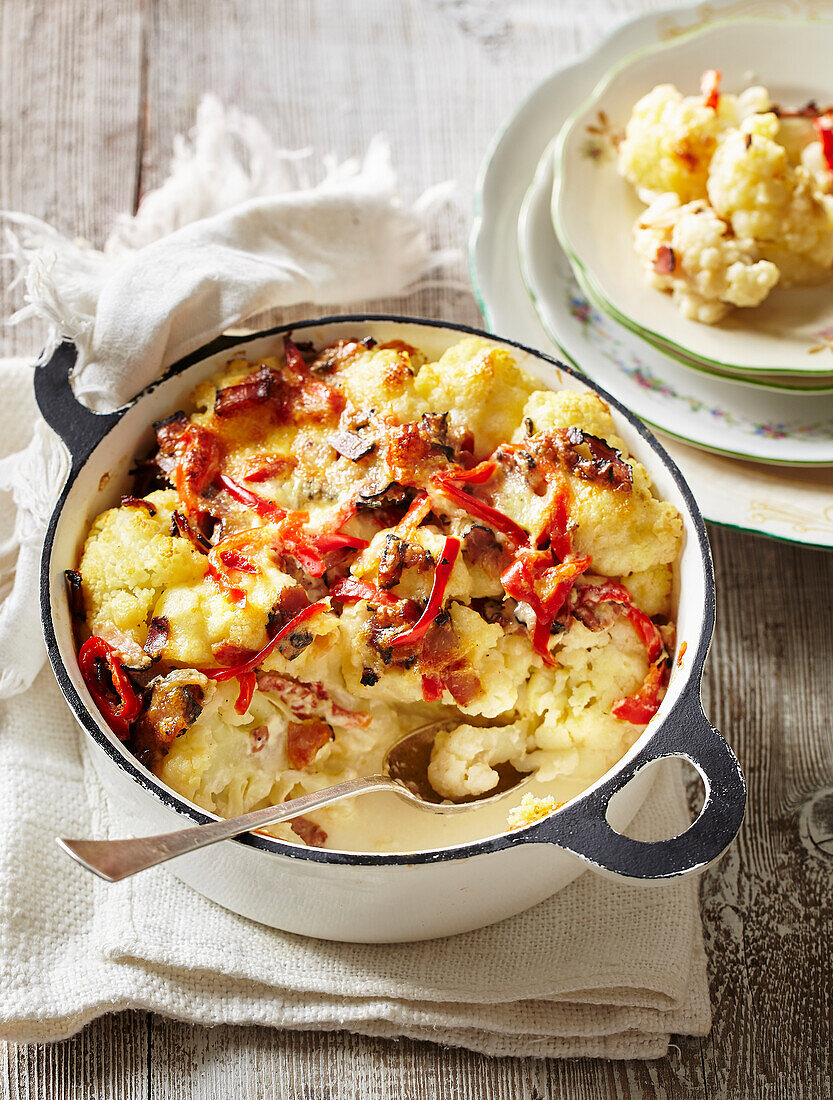 Gratinated cauliflower with pepper, bacon and cheese