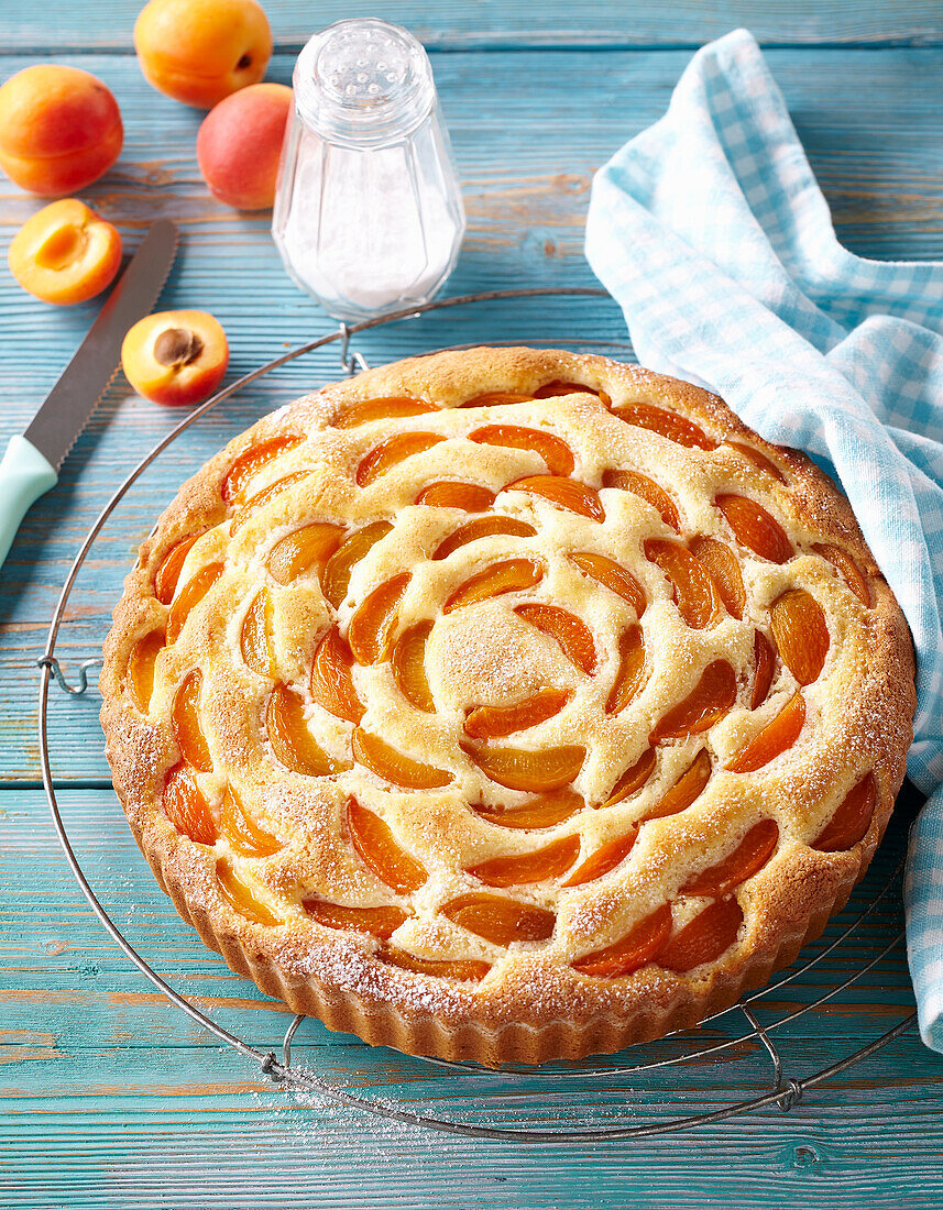 Creamy cake with apricots