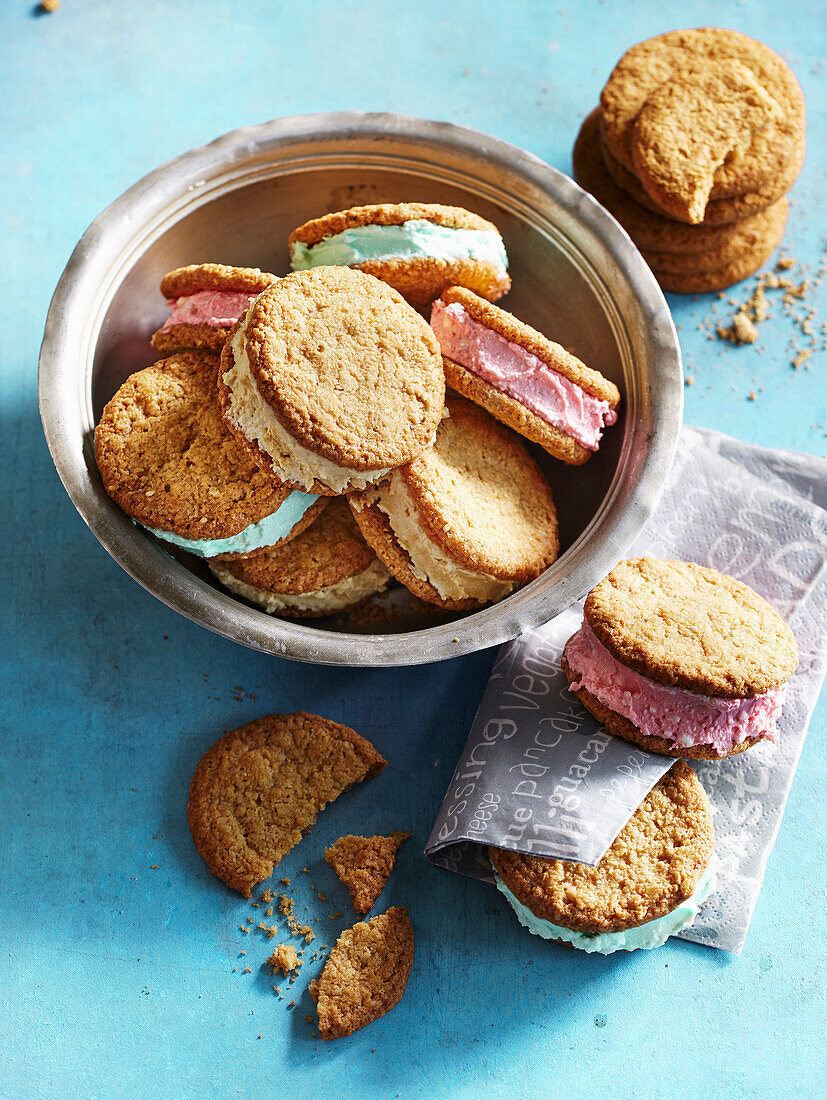 Hausgemachte Sandwich Cookies mit buntem Eis