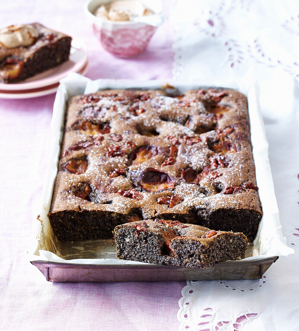 Mohnkuchen mit Pflaumen und Nüssen