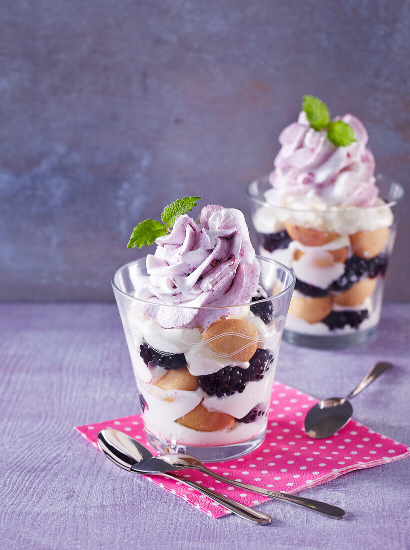 Pudding cream with blackberries