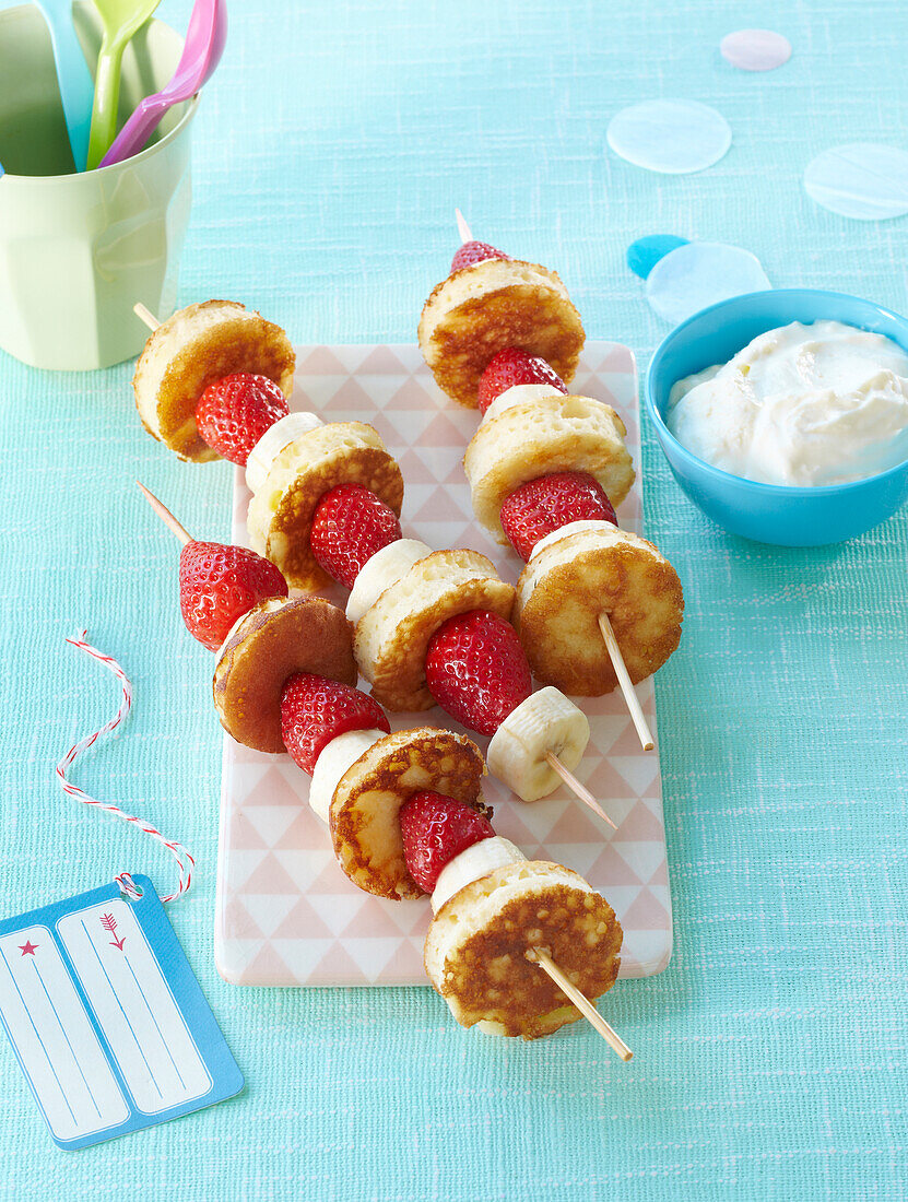 Pancake-Spieße mit Erdbeeren und Banane